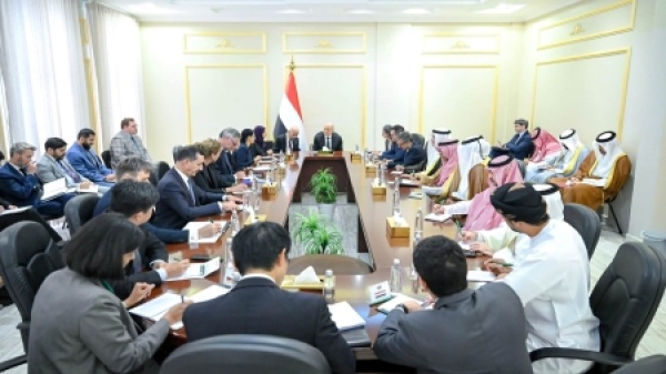 اليمن العليمي يحمل الحوثيين مسؤولية التصعيد ويطالب بوقف التهدئة المجانية