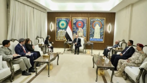 اليمن الرئيس العليمي يؤكد القدرة على استعادة زمام المبادرة بالساحل الغربي ويطالب بشراكة أمنية دولية