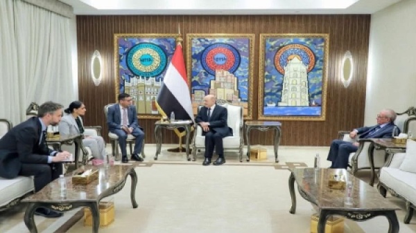 اليمن الرئيس العليمي يؤكد قدرة القوات الحكومية على استعادة المبادرة وتأمين الملاحة اليمن الرئيس العليمي يؤكد قدرة القوات الحكومية على استعادة المبادرة وتأمين الملاحة