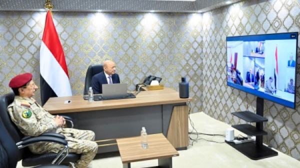 اليمن الرئيس العليمي يقول إن زمام المبادرة بات بيد القوات الحكومية