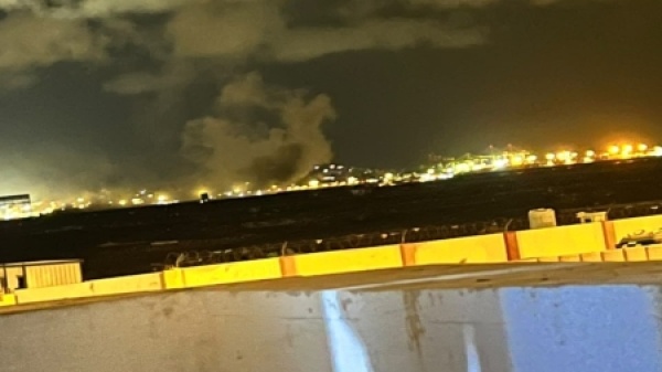 اليمن الحكومة تتهم الحوثيين باستهداف مطار عدن وتعريض المدنيين للخطر اليمن الحكومة تتهم الحوثيين باستهداف مطار عدن وتعريض المدنيين للخطر