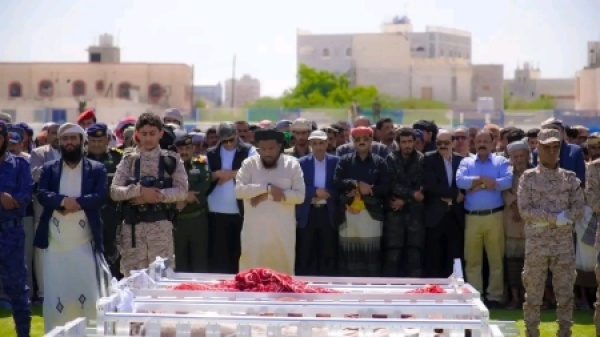 اليمن تشييع جثامين 75 من منتسبي الأجهزة الأمنية ق تلوا في الهجوم الحوثي الذي استهدف مركز ا تدريبي ا في شبوة اليمن تشييع جثامين 75 من منتسبي الأجهزة الأمنية ق تلوا في الهجوم الحوثي الذي استهدف مركز ا تدريبي ا في شبوة