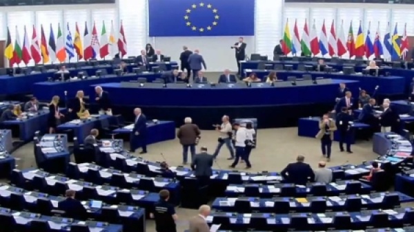 بروكسل البرلمان الأوروبي يدعو إلى تصنيف الحوثيين جماعة إرهابية وتجميد أموالهم