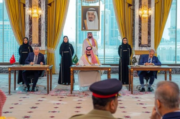 السعودية تدفع بوساطة روسية لضم إيران إلى تحالف مكة وتكشف هدفه تحجيم دولتين عربيتين السعودية تدفع بوساطة روسية لضم إيران إلى تحالف مكة وتكشف هدفه تحجيم دولتين عربيتين