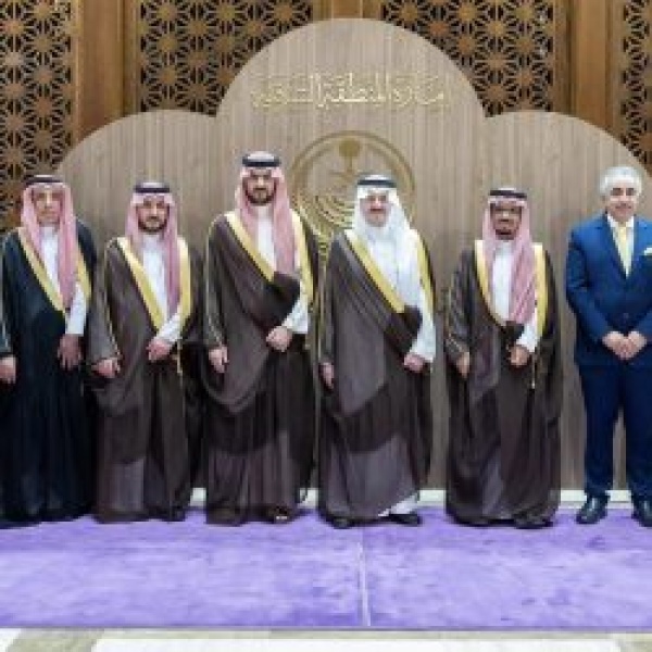 أمير المنطقة الشرقية يستقبل منسوبي مركز اليونسكو الإقليمي للجودة والتميز في التعليم