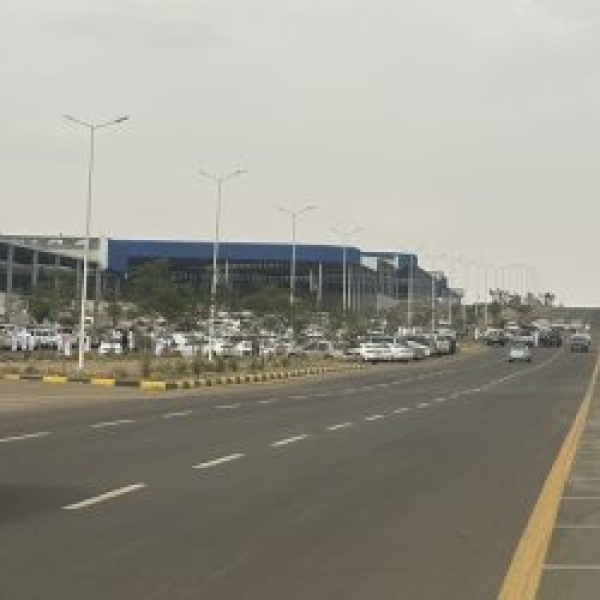أصحاب معارض خميس مشيط يطالبون بتأجيل الانتقال إلى الموقع الجديد حتى اكتمال الخدمات أصحاب معارض خميس مشيط يطالبون بتأجيل الانتقال إلى الموقع الجديد حتى اكتمال الخدمات