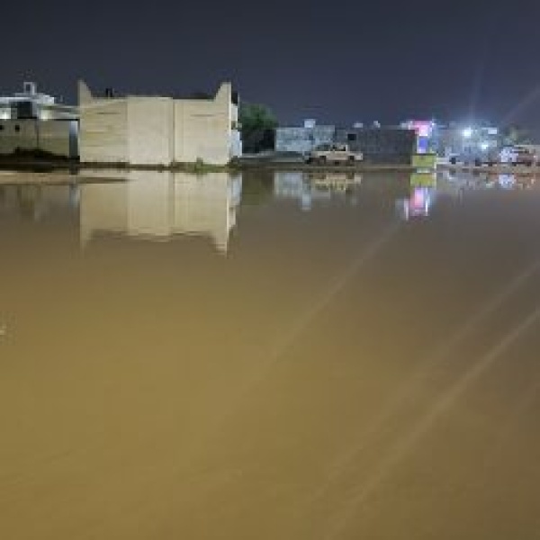 أمطار غزيرة تهطل على جازان وتشمل عدد ا من محافظاتها أمطار غزيرة تهطل على جازان وتشمل عدد ا من محافظاتها