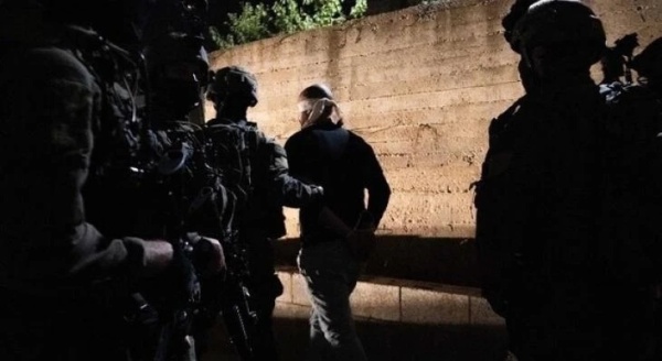 العدو الصهيوني يعتقل 13 فلسطينيا بينهم سيدة ورئيس بلدية خلال اقتحامات بالضفة العدو الصهيوني يعتقل 13 فلسطينيا بينهم سيدة ورئيس بلدية خلال اقتحامات بالضفة