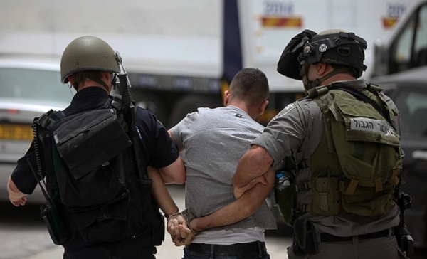 العدو الإسرائيلي يعتقل 13 فلسطينيا خلال اقتحامات في الضفة الغربية العدو الإسرائيلي يعتقل 13 فلسطينيا خلال اقتحامات في الضفة الغربية