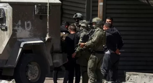 العدو الإسرائيلي يعتقل 23 فلسطينيا من مناطق متفرقة من الضفة الغربية العدو الإسرائيلي يعتقل 23 فلسطينيا من مناطق متفرقة من الضفة الغربية