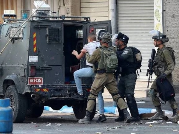 العدو الصهيوني يعتقل تسعة مواطنين بينهم أكاديمي في الضفة الغربية العدو الصهيوني يعتقل تسعة مواطنين بينهم أكاديمي في الضفة الغربية