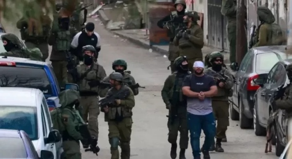 العدو الإسرائيلي يقتحم بلدات وقرى غرب جنين ويعتقل أسيرا محررا العدو الإسرائيلي يقتحم بلدات وقرى غرب جنين ويعتقل أسيرا محررا