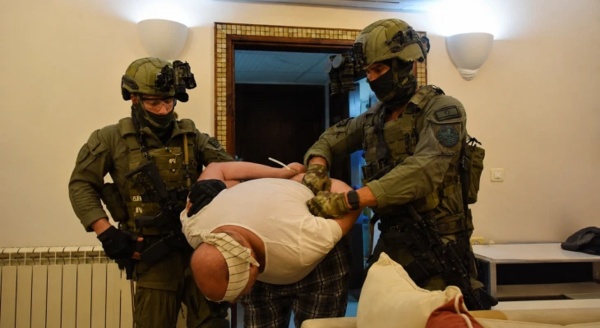 العدو الإسرائيلي يعتقل 22 فلسطينيا بينهم صحفي من الضفة و القدس