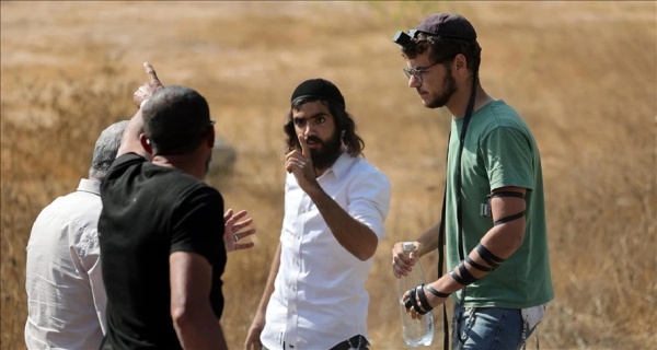 إصابة شابين إثر اعتداءات مستوطنين على الفلسطينيين وممتلكاتهم في الضفة