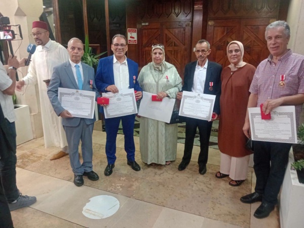 تكريم ملكي لثلة من أطر التربية والتكوين المتقاعدين بالحي الحسني تكريم ملكي لثلة من أطر التربية والتكوين المتقاعدين بالحي الحسني