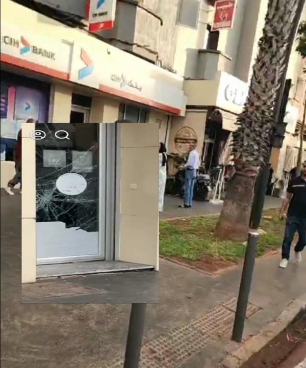 المحمدية شخص يحطم واجهة بنك بحجرة كبيرة والشرطة تستنفر عناصرها المحمدية شخص يحطم واجهة بنك بحجرة كبيرة والشرطة تستنفر عناصرها