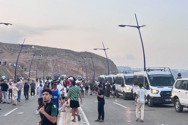 السلطات المغربية تستخدم خراطيم المياه لمنع العبور إلى سبتة المحتلة السلطات المغربية تستخدم خراطيم المياه لمنع العبور إلى سبتة المحتلة