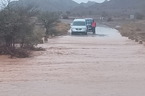 سيول جارفة تربك حركة السير بتنغير سيول جارفة تربك حركة السير بتنغير