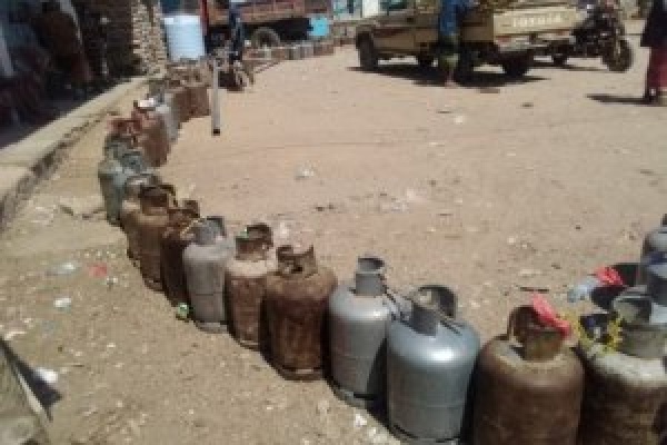 أزمة خانقة في العاصمة عدن انعدام الغاز المنزلي يرفع أسعاره واتساع معاناة المواطنين أزمة خانقة في العاصمة عدن انعدام الغاز المنزلي يرفع أسعاره واتساع معاناة المواطنين