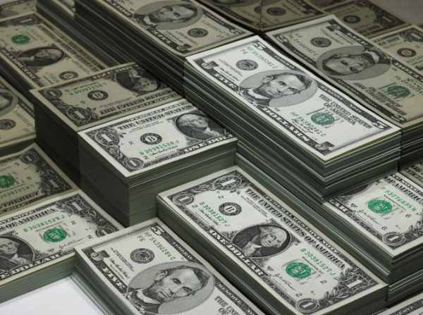 الدولار يصعد بفضل توقعات رفع الفائدة الأمريكية
