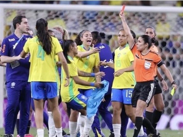 بطرد 8 لاعبات خسارة فوضوية لمنتخب البرازيل للسيدات أمام أمريكا بطرد 8 لاعبات خسارة فوضوية لمنتخب البرازيل للسيدات أمام أمريكا