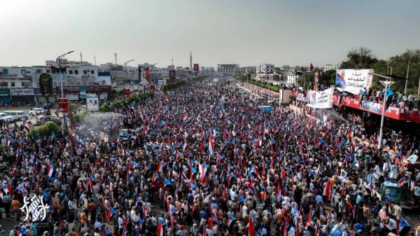 الجنوب يرفض الوصاية والاحتلال حشد جماهيري واسع بالعاصمة عدن يؤكد الالتفاف الشعبي حول القضية الجنوبية وقيادتها السياسية الجنوب يرفض الوصاية والاحتلال حشد جماهيري واسع بالعاصمة عدن يؤكد الالتفاف الشعبي حول القضية الجنوبية وقيادتها السياسية