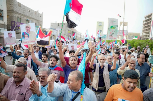وقفة ومسيرة جماهيرية حاشدة في المنصورة تؤكد رفض الوصاية وحرب الخدمات وتجدد التفويض للرئيس الز بيدي وقفة ومسيرة جماهيرية حاشدة في المنصورة تؤكد رفض الوصاية وحرب الخدمات وتجدد التفويض للرئيس الز بيدي