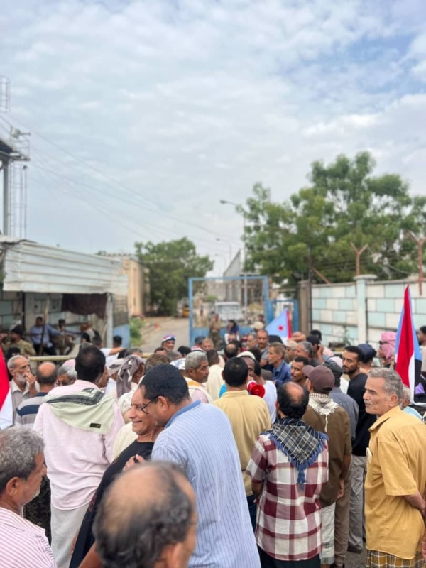 في إطار التصعيد الشعبي والعصيان المدني وقفة احتجاجية حاشدة أمام وزارة الكهرباء بالعاصمة عدن