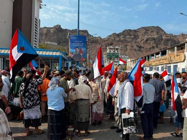 في إطار التصعيد الشعبي وقفة احتجاجية حاشدة أمام شركة النفط بمديرية المعلا رفضا لتدهور الخدمات