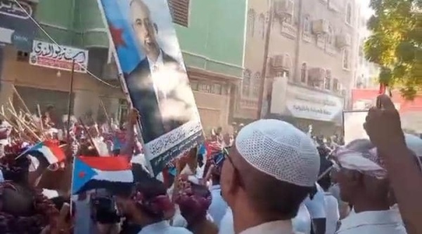 مطلع المطالع بحضرموت يتزين برفع أعلام دولة الجنوب وصور الرئيس الز بيدي