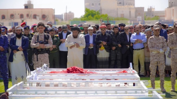 المحافظ بن الوزير يشارك في تشييع جثامين 75 شهيد ا من منتسبي الأمن ضحايا العملية الإرهابية بشبوة المحافظ بن الوزير يشارك في تشييع جثامين 75 شهيد ا من منتسبي الأمن ضحايا العملية الإرهابية بشبوة