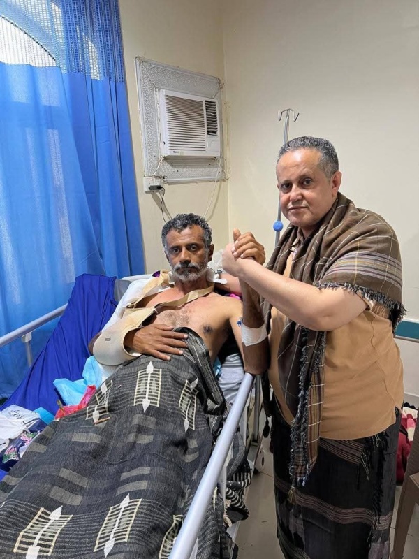 الحالمي يطمئن على صحة القائد فاروق الكعلولي ويشيد بمواقفه البطولية في جبهة الصبيحة الحالمي يطمئن على صحة القائد فاروق الكعلولي ويشيد بمواقفه البطولية في جبهة الصبيحة