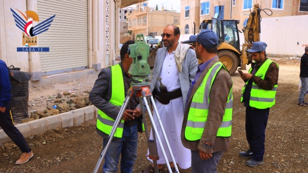 الوكيل المنتصر يتفقد مشروع شق وسفلتة شارع بمديرية صنعاء الجديدة الوكيل المنتصر يتفقد مشروع شق وسفلتة شارع بمديرية صنعاء الجديدة