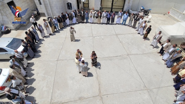 وقفة لعدد من المكاتب في حجة تأكيد ا للجهوزية لإنهاء العدوان والحصار وقفة لعدد من المكاتب في حجة تأكيد ا للجهوزية لإنهاء العدوان والحصار