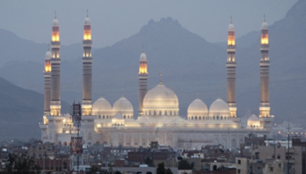 تشييع جثماني الشهيدين اللواء مطهر والعقيد الغاثي بصنعاء تشييع جثماني الشهيدين اللواء مطهر والعقيد الغاثي بصنعاء