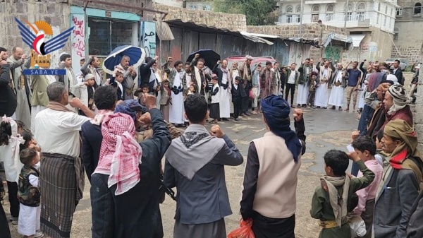 وقفات شعبية في محافظة إب تحت عنوان كالجسد الواحد وقفات شعبية في محافظة إب تحت عنوان كالجسد الواحد