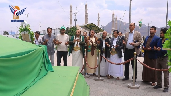 رؤساء مركزي الوثائق والمعلومات والدوائر بمكتب الرئاسة يزورون أضرحة الشهداء القادة
