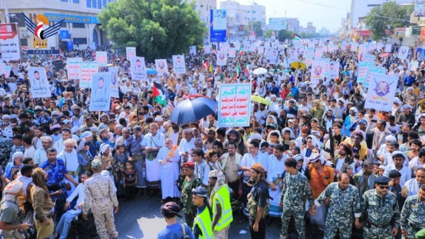 الحديدة مسيرات جماهيرية كبرى تجدد النفير وتوجه رسائل تحذيرية للعدو السعودي الحديدة مسيرات جماهيرية كبرى تجدد النفير وتوجه رسائل تحذيرية للعدو السعودي