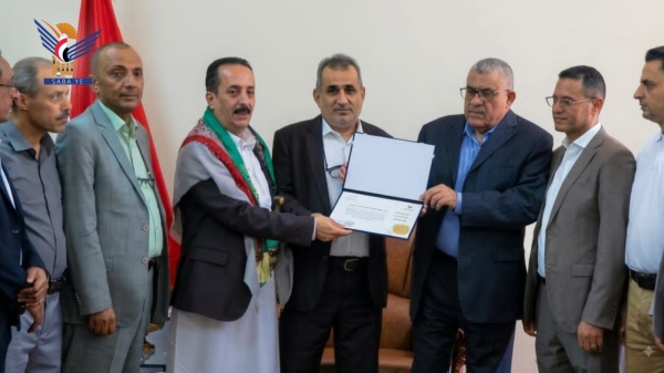 وزارة المالية تكرم رئيس هيئة مستشفى الثورة في الحديدة وزارة المالية تكرم رئيس هيئة مستشفى الثورة في الحديدة
