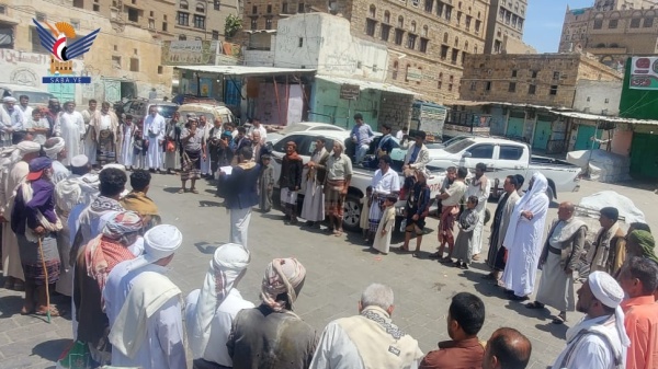 وقفات حاشدة بالبيضاء تأكيد ا على ثبات الموقف مع فلسطين ولبنان وإيران
