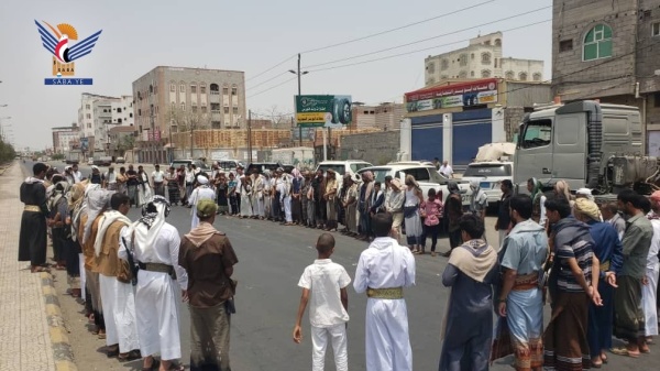 وقفات بالحديدة تأييد ا للقوات المسلحة في كسر الحصار وانتزاع الحقوق