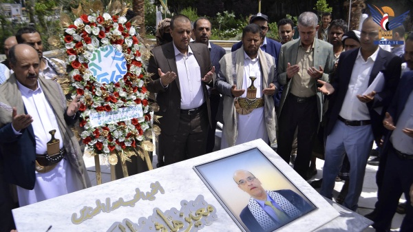 قيادة وزارة الاقتصاد تضع أكاليل من الزهور على أضرحة الشهداء الصماد والرهوي والغماري قيادة وزارة الاقتصاد تضع أكاليل من الزهور على أضرحة الشهداء الصماد والرهوي والغماري