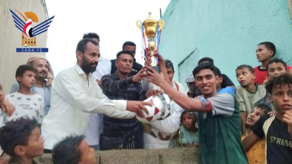 الحديدة تتويج فريق الشباب بكأس الانتصارات المجيدة لكرة القدم في المراوعة