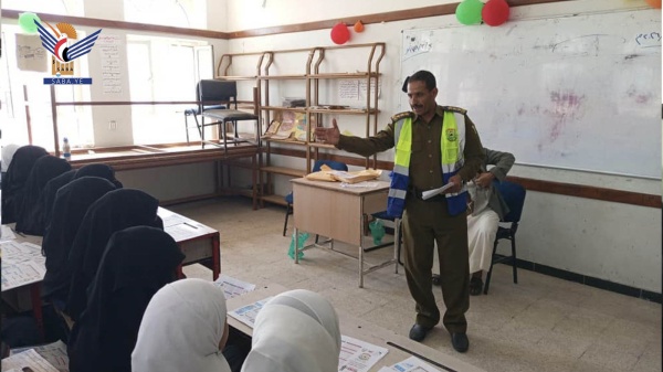 فرع الدفاع المدني بالمحويت يدشن برنامجا توعويا للسلامة العامة في مدارس المدينة فرع الدفاع المدني بالمحويت يدشن برنامجا توعويا للسلامة العامة في مدارس المدينة