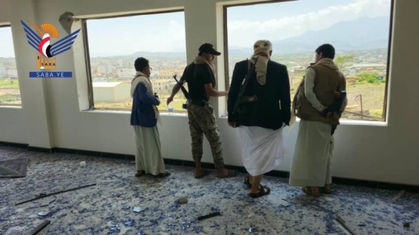 المساوى يط لع على أضرار استهداف طيران العدو السعودي لمقر السلطة المحلية المساوى يط لع على أضرار استهداف طيران العدو السعودي لمقر السلطة المحلية