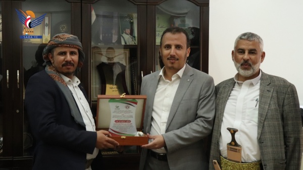 تكريم القائم بأعمال رئيس مصلحة الضرائب والجمارك لدعمه لمبادرة إنتاج الأعلاف الحيوانية تكريم القائم بأعمال رئيس مصلحة الضرائب والجمارك لدعمه لمبادرة إنتاج الأعلاف الحيوانية