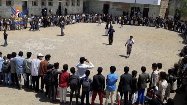 وقفات طلابية في بني سعد بالمحويت تدين العدوان السعودي على مطار صنعاء الدولي وقفات طلابية في بني سعد بالمحويت تدين العدوان السعودي على مطار صنعاء الدولي