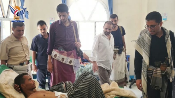 وكيل وزارة الصحة يتفقد جرحى مجزرة العدو السعودي في السوق المركزي بتعز