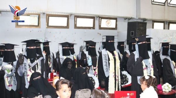 تكريم الدفعة الثالثة من الصيدلة والقبالة والتوليد ومساعد طبي بكلية ظفار في السدة بإب