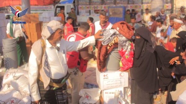 توزيع مواد إيوائية وغذائية لـ354 أسرة عائدة بمديرية الدريهمي في الحديدة